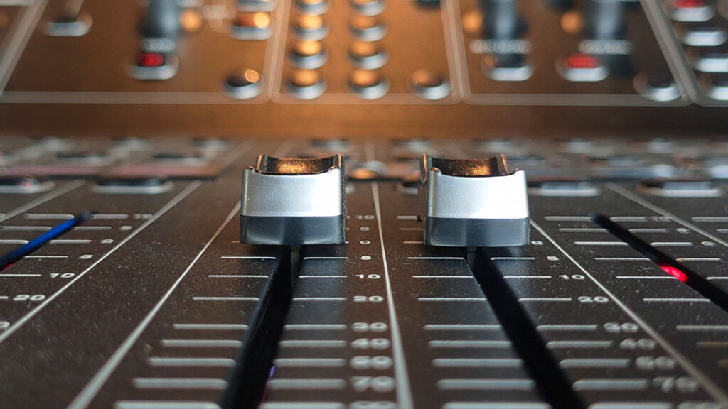 The Real Difference Between Mono, Stereo, and Spatial Audio